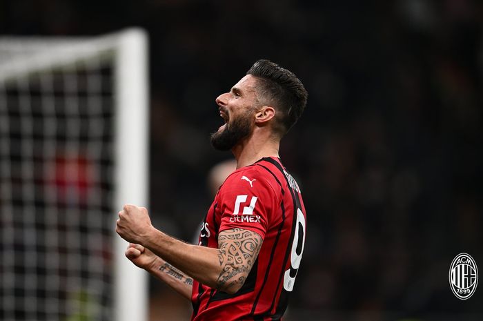 Striker AC Milan, Olivier Giroud, merayakan gol ke gawang Lazio dalam laga perempat final Coppa Italia di Stadion San Siro, Rabu (9/2/2022).