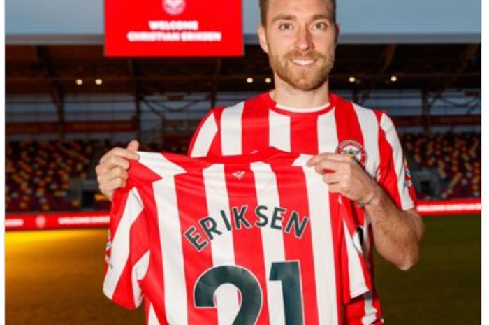 Christian Eriksen memamerkan klub barunya, Brentford