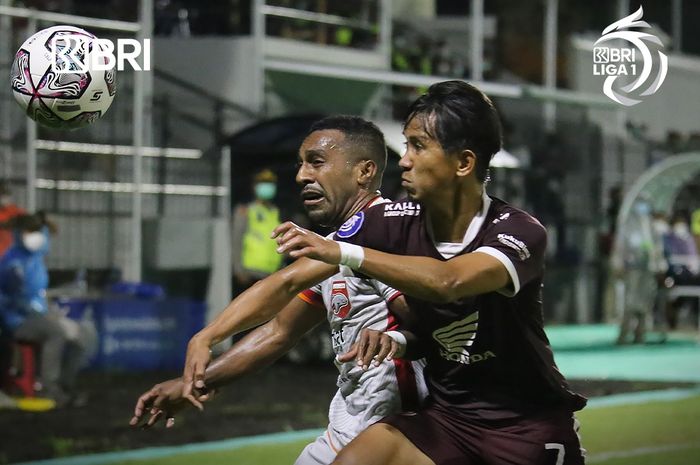 Pemain Borneo FC, Terens Puhiri, berduel dengan bek PSM Makassar Abdul Rachman pada laga pekan ke-24 Liga 1 2021-2022.