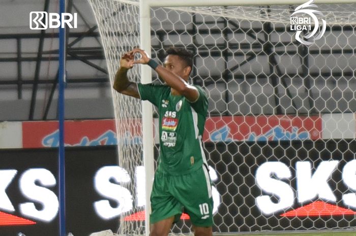 Striker PSS Sleman, Wander Luiz, merayakan gol yang dicetak ke gawang mantan timnya Persib Bandung pada pekan ke-24 Liga 1 2021-2022.