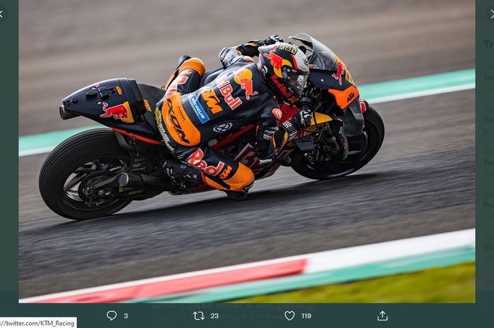 Pembalap Red Bull KTM, Brad Binder, pada tes pramusim MotoGP di Sirkuit Mandalika, Lombok. Nusa Tenggara Barat, 11 Februari 2022.