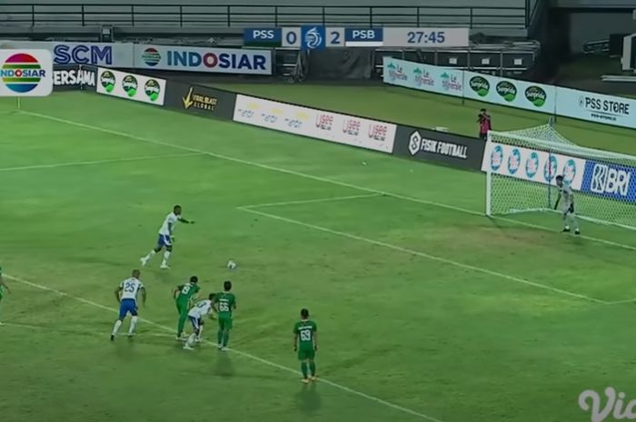 Bruno Cantanhede saat gagal mengeksekusi penalti dalam laga PSS kontra Persib (11/2/2022). 