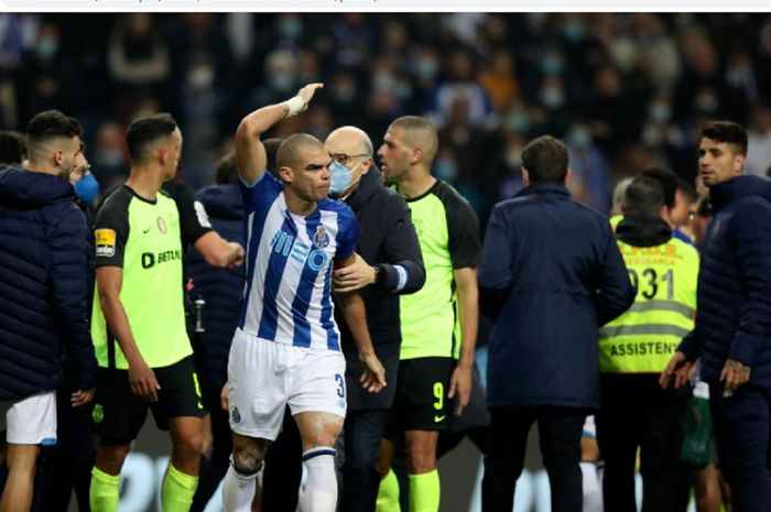 Insiden yang terjadi dalam laga FC Porto melawan Sporting CP di LIga Portugal, Sabtu (12/2/2022)