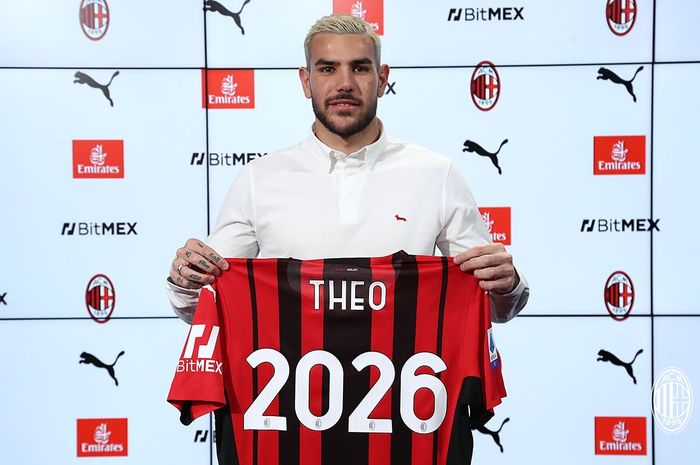 Bek kiri asal Spanyol, Theo Hernandez, membuat Chelsea dan Paris Saint-Germain gigit jari setelah resmi perpanjang kontrak di AC Milan hingga 2026. 