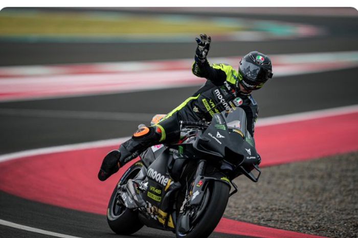 Pembalap Mooney VR46 Racing Team, Luca Marini, saat keluar menjadi yang tercepat pada Tes Pramusim MotoGP Mandalika hari kedua yang digelar di Sirkuit Mandalika, NTB, Indonesia, Sabtu (12/2/2022).