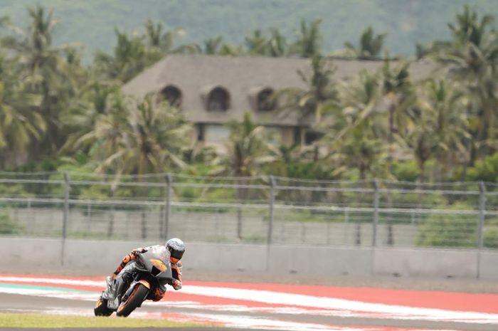 Pembalap Repsol Honda, Pol Espargaro, saat beraksi pada Tes Pramusim MotoGP Mandalika yang digelar di Sirkuit Mandalika, Lombok, NTB, Indonesia, Sabtu (12/2/2022).