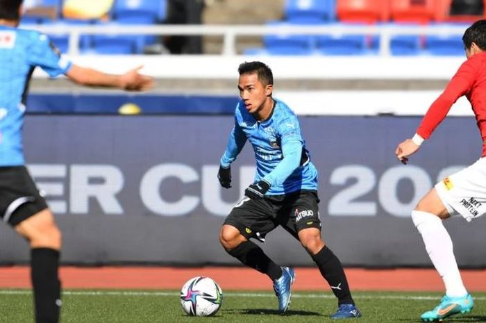 Aksi bintang Timnas Thailand, Chanathip Songkrasin, dalam laga debutnya bersama Kawasaki Frontale di Piala Super Jepang, Sabtu (12/2/2022).