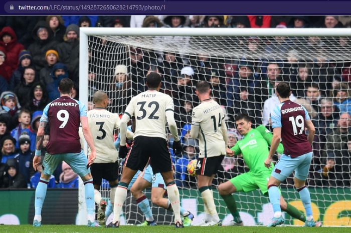 Fabinho menjadi raja gol Liverpool tahun 2022 dan membawa The Reds mengungguli Burnley di paruh pertama laga Liga Inggris.