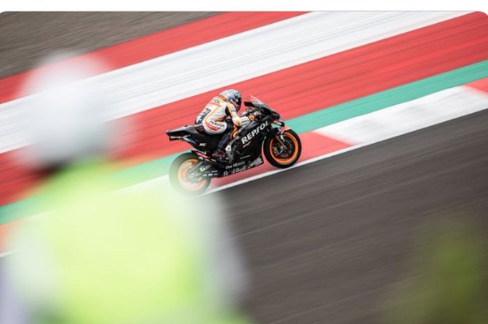 Pembalap Repsol Honda, Pol Espargaro, keluar sebagai pembalap tercepat hari ketiga di Tes Pramusim MotoGP Mandalika di Sirkuit Mandalika, Lombok, Indonesia, Minggu (13/2/2022).