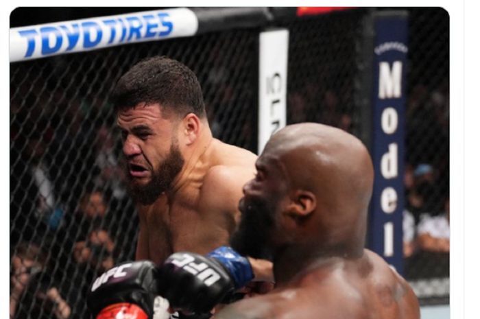 Tai Tuivasa vs Derrick Lewis pada pertandingan UFC 271