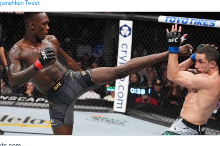 Israel Adesanya vs Robert Whittaker saat pertarungan sabuk juara kelas menengah pada UFC 271.