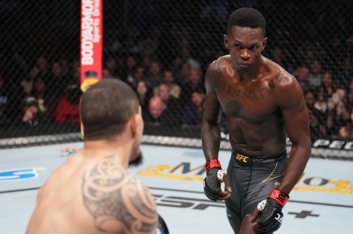 Israel Adesanya saat menjaga jarak dari Robert Whittaker pada UFC 271 di Toyota Center, Houston, Texas, Amerika Serikat, Sabtu (12/2/2022).