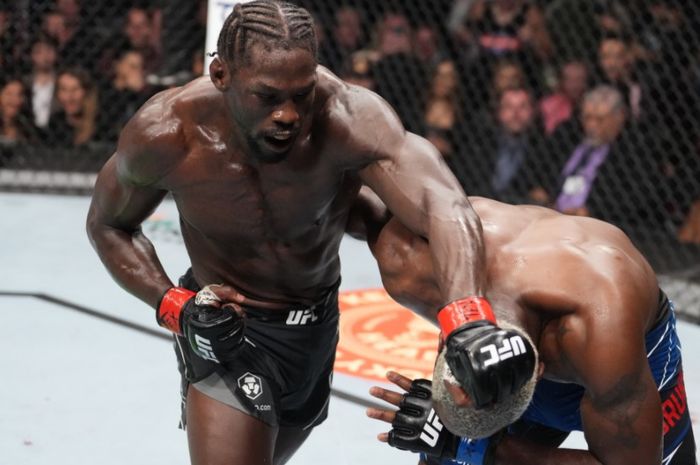 Jared Cannonier (kiri) setelah melepaskan elbow kepada Derek Brunson (kanan) pada ajang UFC 271 di Toyota Center, Houston, Texas, Amerika Serikat, Sabtu (12/2/2022).