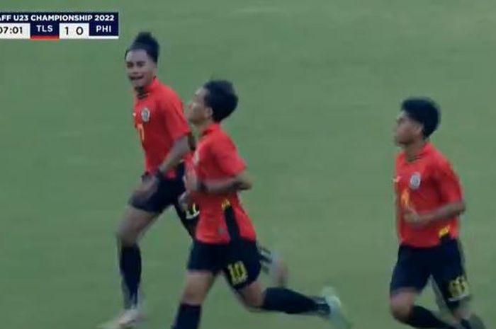 Selebrasi pemain Timor Leste saat mencetak gol ke gawang Filipina dalam ajang Piala AFF U-23 2022 di Stadion Morodok Techno National, Senin (14/2/2022).