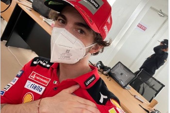 Pembalap Ducati Lenovo Team, Francesco Bagnaia, menunjukkan luka memar di tangan usai terkena keririkil saat Tes Pramusim MotoGP Mandalika.