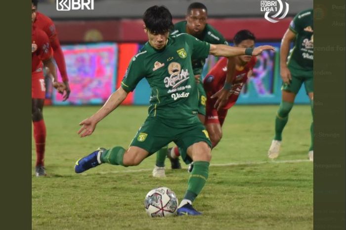 Eksekusi penalti Taisei Marukawa saat Persebaya Surabaya melawan Persija Jakarta di Stadion Kapten I Wayan Dipta, Gianyar, pada Senin (14/1/2022).