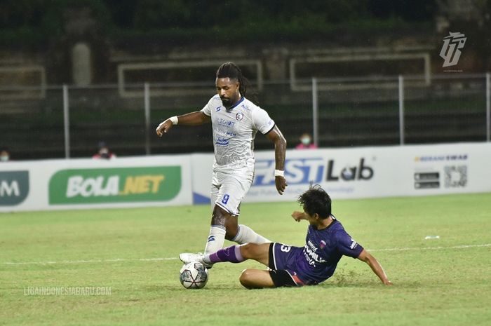 Striker Arema FC, Carlos Fortes sedang berduel dengan pemain Persita Tangerang pada laga pekan ke-25 di Stadion I Gusti Ngurah Rai, Denpasar, Selasa (15/2/2022).