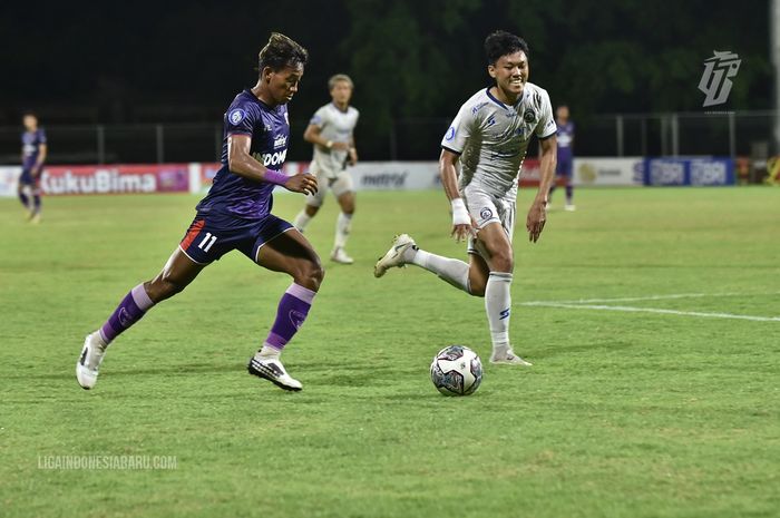 Pemain Persita Tangerang, M Toha sedang membawa bola pada pertandingan pekan ke-25 melawan Arema FC di Stadion I Gusti Ngurah Rai, Denpasar, Selasa (15/2/2022).