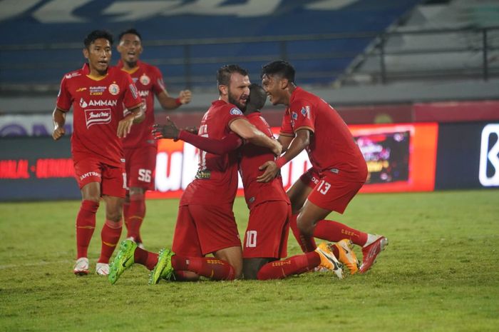 Selebrasi pemain Persija Jakarta, Makan Konate, usai mencetak gol ke gawang Persebaya Surabaya