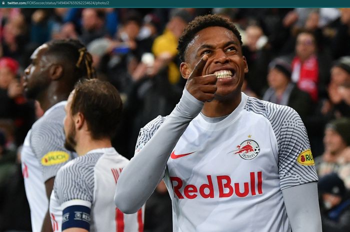 Supersub RB Salzburg, Junior Adamu, resmi sejajar dengan legenda Arsenal setelah menjadi mimpi buruk bagi Bayern Muenchen.