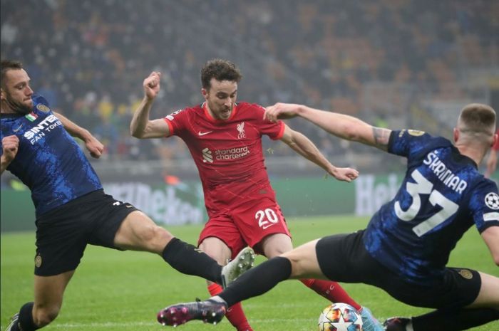 Penyerang Liverpool, Diogo Jota, saat berhadapan dengan Inter Milan di Liga Champions