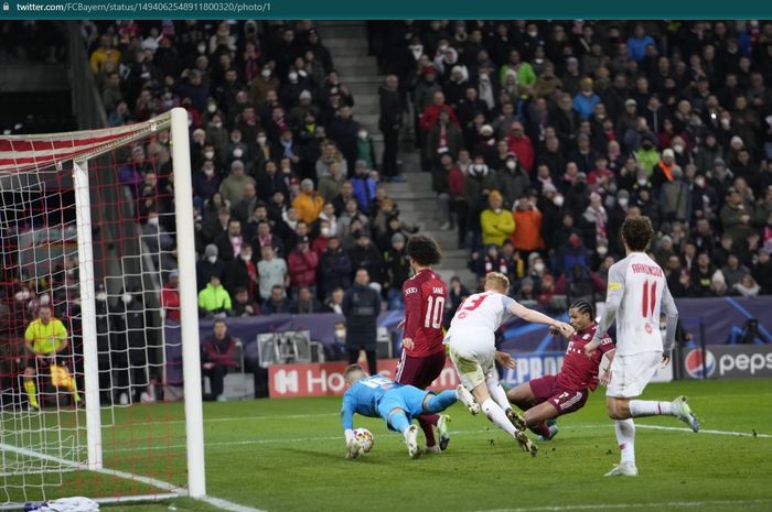 Momen peluang emas Bayern Muenchen yang didapatkan dari Serge Gnabry saat melawan RB Salzburg pada leg pertama babak 16 besar Liga Champions 2021-2022.