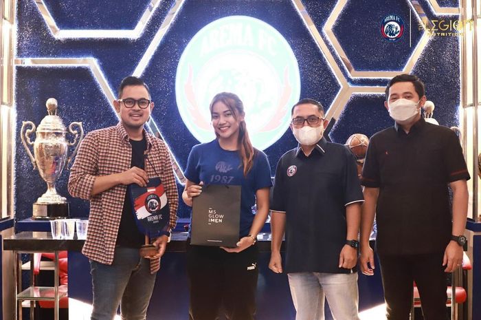 Presiden Arema FC, Gilang Widya Permana, melepas Arema FC Women untuk mengikuti turnamen di Turki