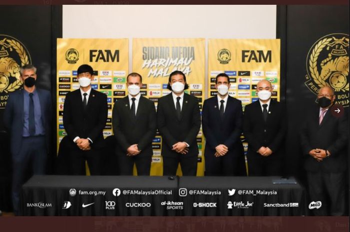 Pelatih timnas Malaysia, Kim Pan-gon akhirnya diperkenalkan ke publik  bersama Pau Marti Vicente (asisten pelatih), Cho Junho (pelatih kiper), Dr. Gokhan Kandemir (pelatih fisik) dan Lim Jaehun (Analis) pada Kamis (17/2/2022).