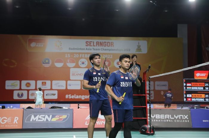 Ganda putra Indonesia, Leo Rolly Carnando/Daniel Marthin, saat tampil pada Kejuaraan Beregu Asia 2022 di Setia City Convention Centre, Selangor, Malaysia, Jumat (18/2/2022).