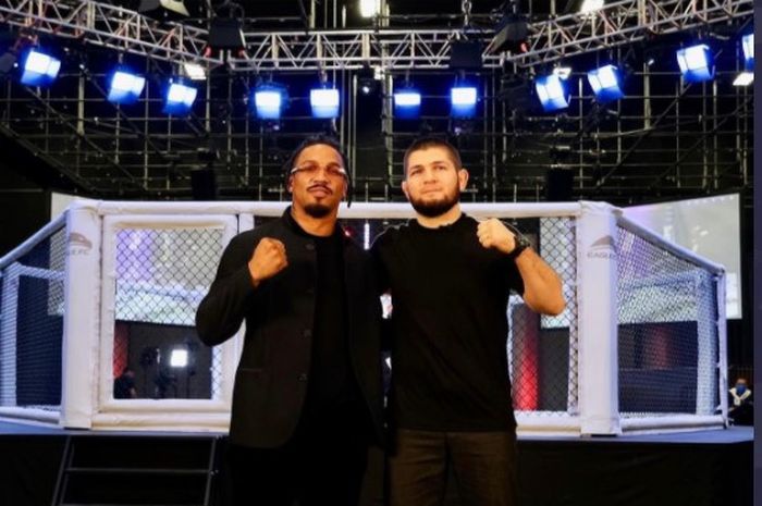 Kevin Lee (kiri) saat mengumumkan bergabung dengan Eagle Fighting Championship (Eagle FC). Dia berfoto dengan Khabib Nurmagomedov sang pemilik Eagle FC.