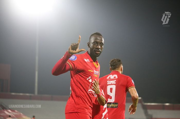 Pemain Persija Jakarta, Makan Konate melakukan selebrasi setelah berhasil mecetak gol ke gawang Persik Kediri pada laga pekan ke-26 di Stadion Kapten I Wayan Dipta, Gianyar, Sabtu (19/2/2022).