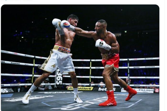 Aksi Amir Khan (putih) dalam laga melawan Kell Brook (merah), Minggu (20/2/2022)