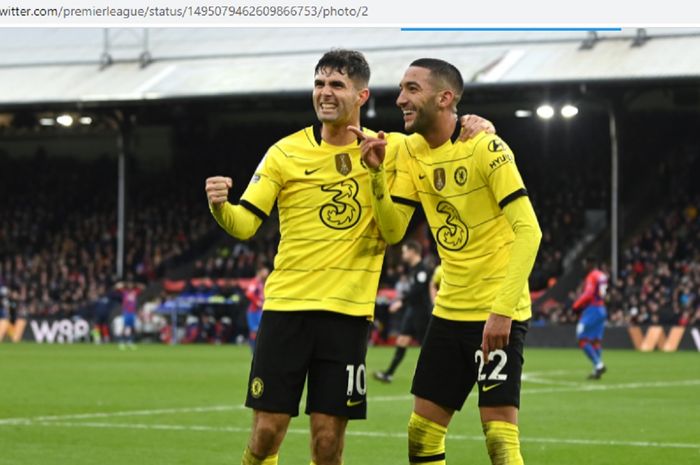 Selebrasi Christian Pulisic dan Hakim Ziyeh pada laga Crystal Palace melawan Chelsea di Selhurst Park, Sabtu (19/2/2022)