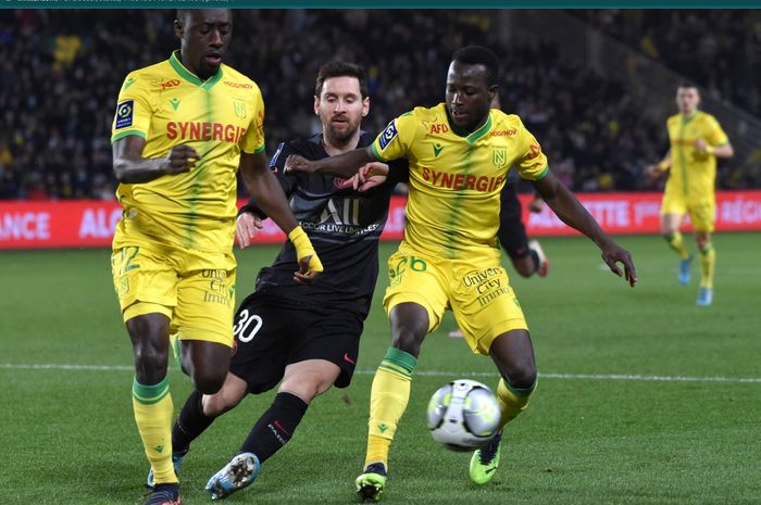 Lionel Messi mendapatkan pengawalan ketat saat PSG takluk 1-3 dari Nantes dalam lanjutan Liga Prancis 2021-2022.