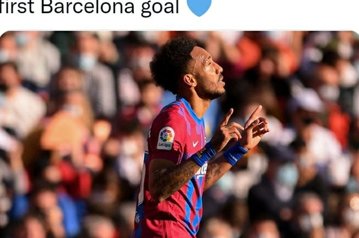 Striker Barcelona, Pierre-Emerick Aubameyang, merayakan gol yang dicetak ke gawang Valencia pada laga Liga Spanyol di Stadion Mestalla, Minggu (20/2/2022).