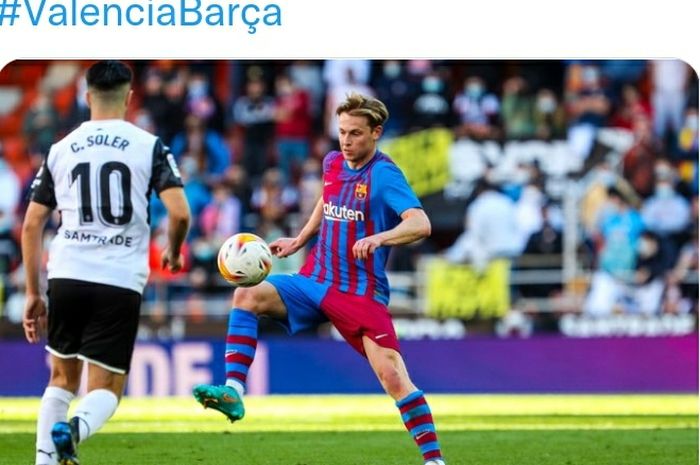 Aksi gelandang Barcelona, Frenkie de Jong, pada laga Liga Spanyol melawan Valencia di Stadion Mestalla, Minggu (20/2/2022).