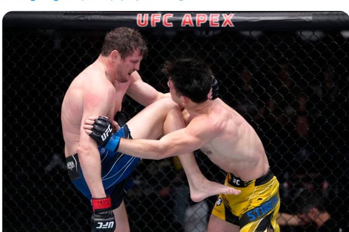 Chas Skelly mendaratkan serangan lutut yang merobohkan jagoan asal Filipina, Mark Striegl, di UFC Vegas 48, Minggu (20/2/2022) WIB.