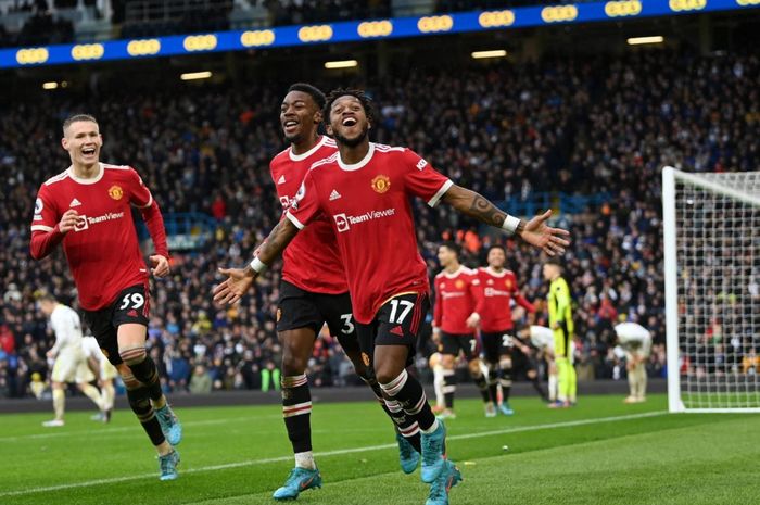 Gelandang Manchester United, Fred, merayakan gol ke gawang Leeds United pada pekan ke-26 Liga Inggris 2021-2022 di Stadion Elland Road, Minggu (20/2/2022).