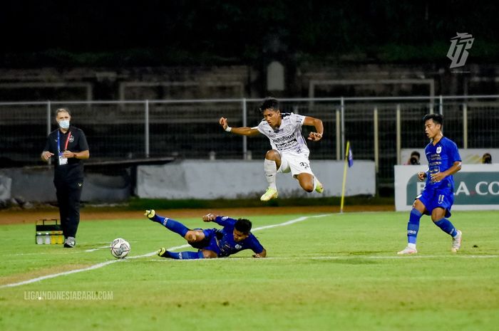 Suasana pertandingan antara PSIS Semarang melawan Bali United pada laga pekan ke-26 di Stadion I Gusti Ngurah Rai, Denpasar, Minggu (20/2/2022).