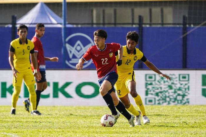 Timnas U-23 Laos menghadapi Timnas U-23 Malaysia (kuning)