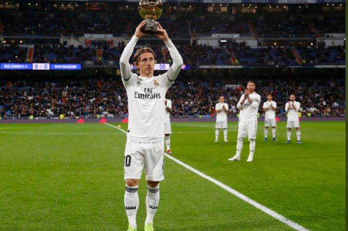 Gelandang Real Madrid, Luka Modric, saat memenangkan Ballon d'Or 2018