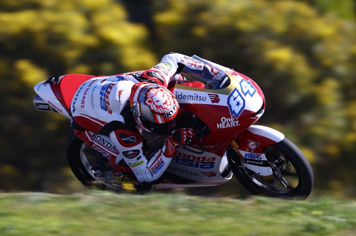 Pembalap Honda Team Asia, Mario Aji, pada tes pramusim Moto3 di Sirkuit Algarve, Portimao, Portugal, 19 Februari 2022.