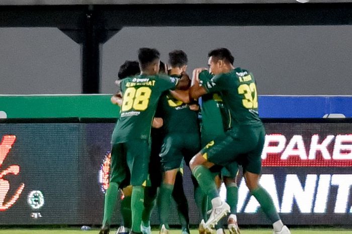 Pemain Persebaya Surabaya melakukan selebrasi setelah mencetak gol ke gawang Arema FC pada laga pekan ke-27 di Stadion Kapten I Wayan Dipta, Gianyar, Selasa (22/2/2022).