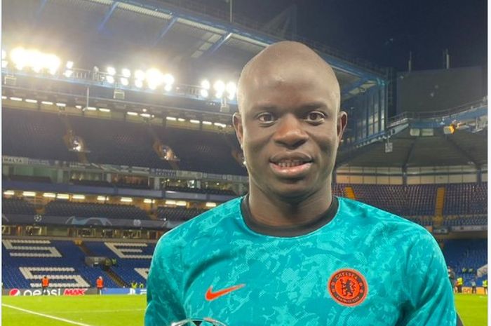 Pemain Chelsea, N'golo Kante, menerima penghargaan Man of the Match atas penampilan briliannya dalam laga melawan Lille.