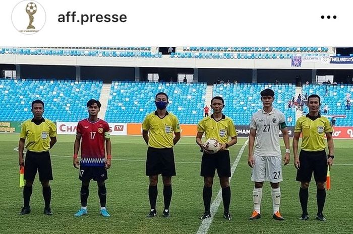 Wasit asal Indonesia Yudi Nurcahya memimpin pertandingan Laos melawan Thailand pada semifinal Piala AFF U-23 2022