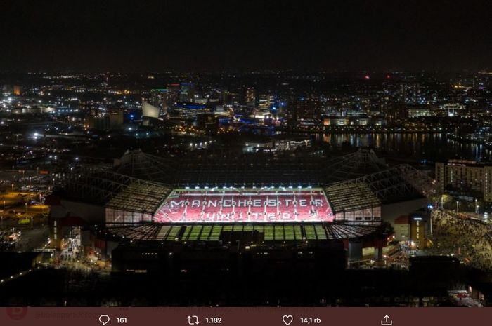 Pemandangan markas Manchester United, Stadion Old Trafford, pada malam hari.