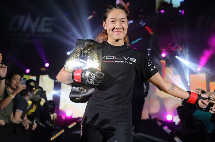 Juara atomweight ONE Championship, Angela Lee.