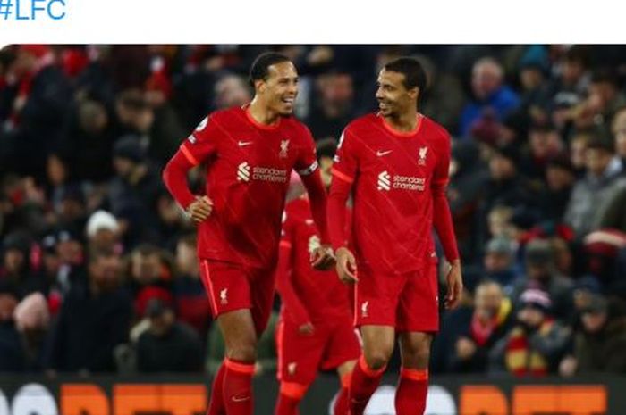 Dua bek tengah Liverpool, Virgil van Dijk dan Joel Matip, melakukan selebrasi dalam laga Liga Inggris kontra Leeds United di Stadion Anfield, Rabu (23/2/2022).