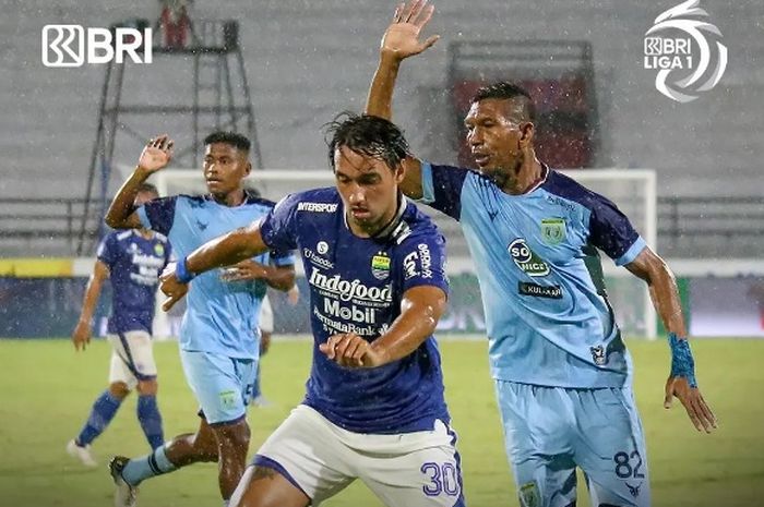 Duel antara Persib Bandung versus Persela Lamongan pada laga pekan ke-27 Liga 1 2021-2022, di Stadion Kapten I Wayan Dipta, Gianyar, Bali, Jumat (25/2/2022).