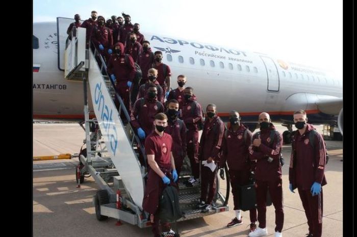 Skuad Manchester United berfoto dengan salah satu sponsor klub, Maskapai Aeroflot